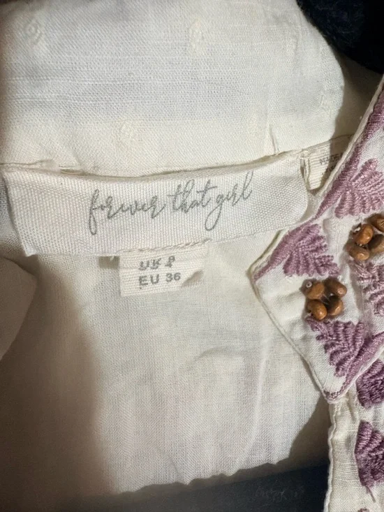 Embroidered Anthropologie V-Neck Short Sleeve Top in Ivory with Beading. - Picture 9 of 9